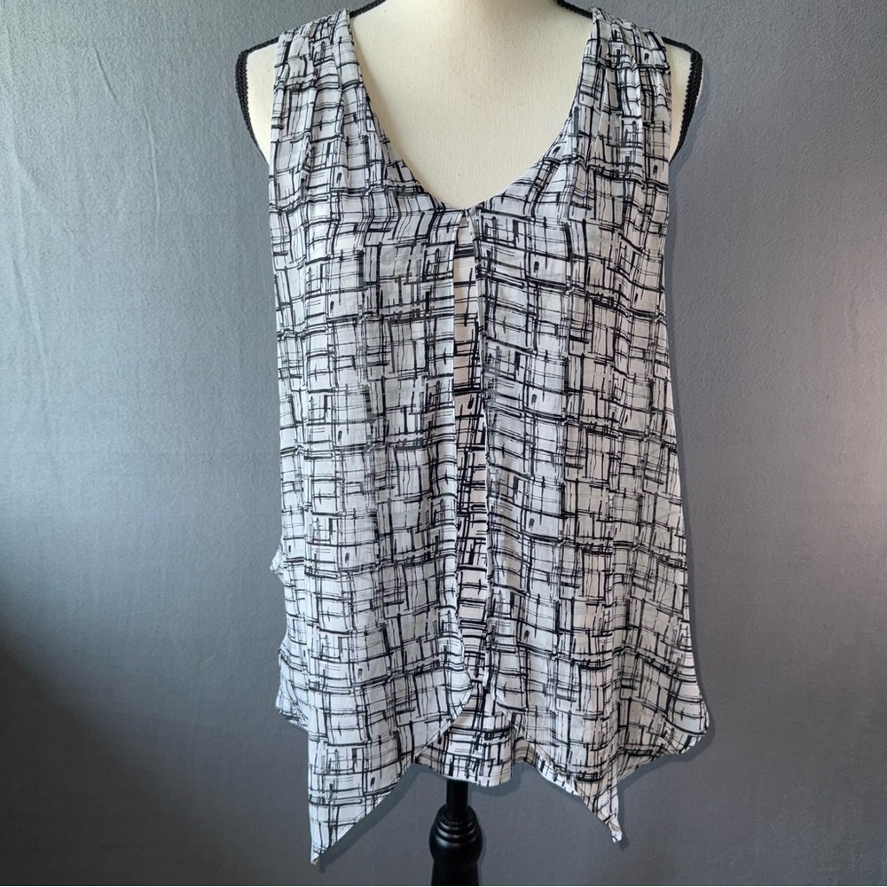 White House Black Market Geometric Black and White Blouse Flowy‎ sleeveless S